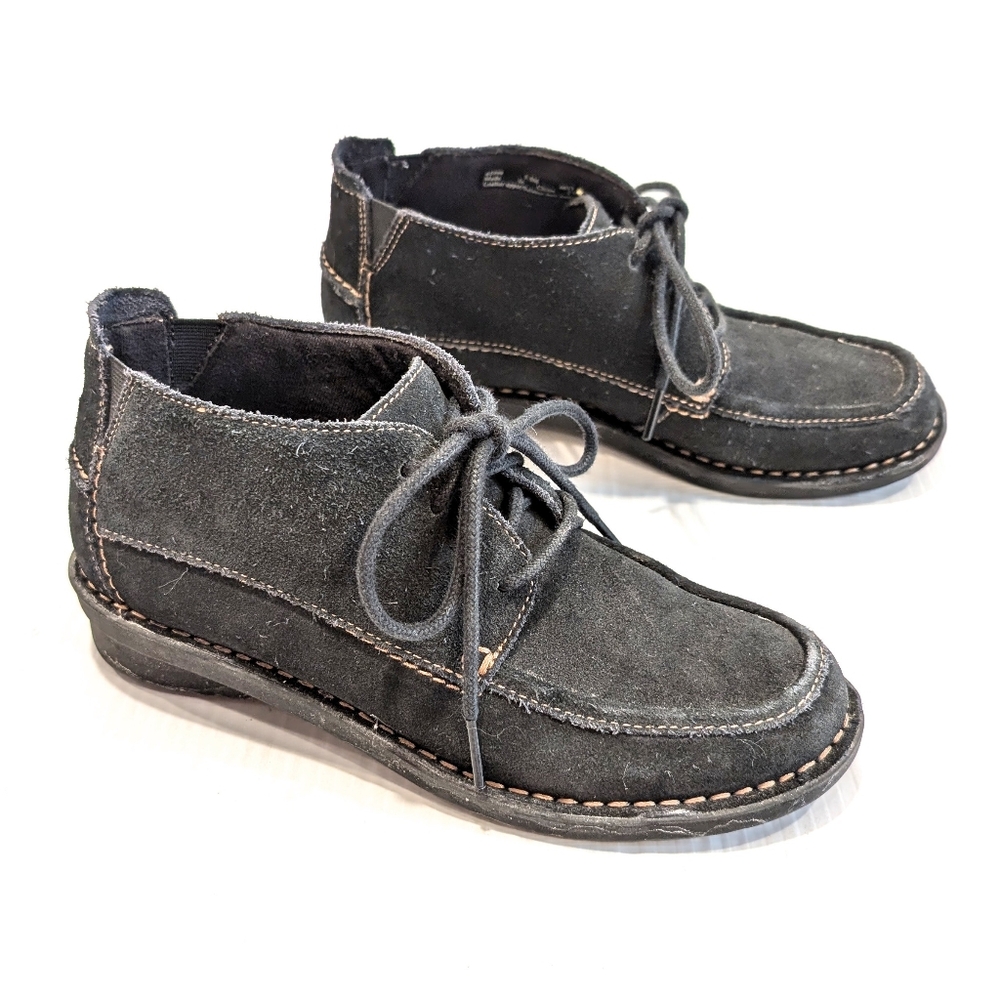 CLARKS Bendables black suede lace-up chukka ankle booties size 5.5